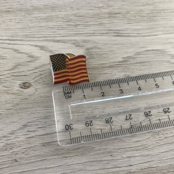 Vintage USA Flag Label Pin - Picture 2 of 3